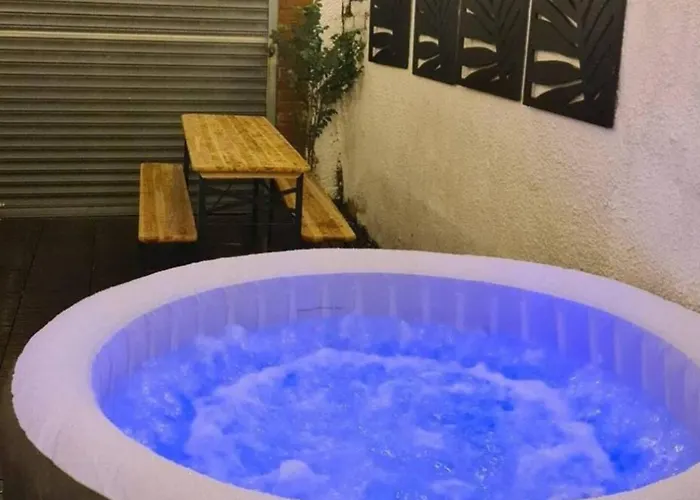 Unlimited Hottub,Sauna,Massage, Bbq,Games,Beach! Sleeps 8