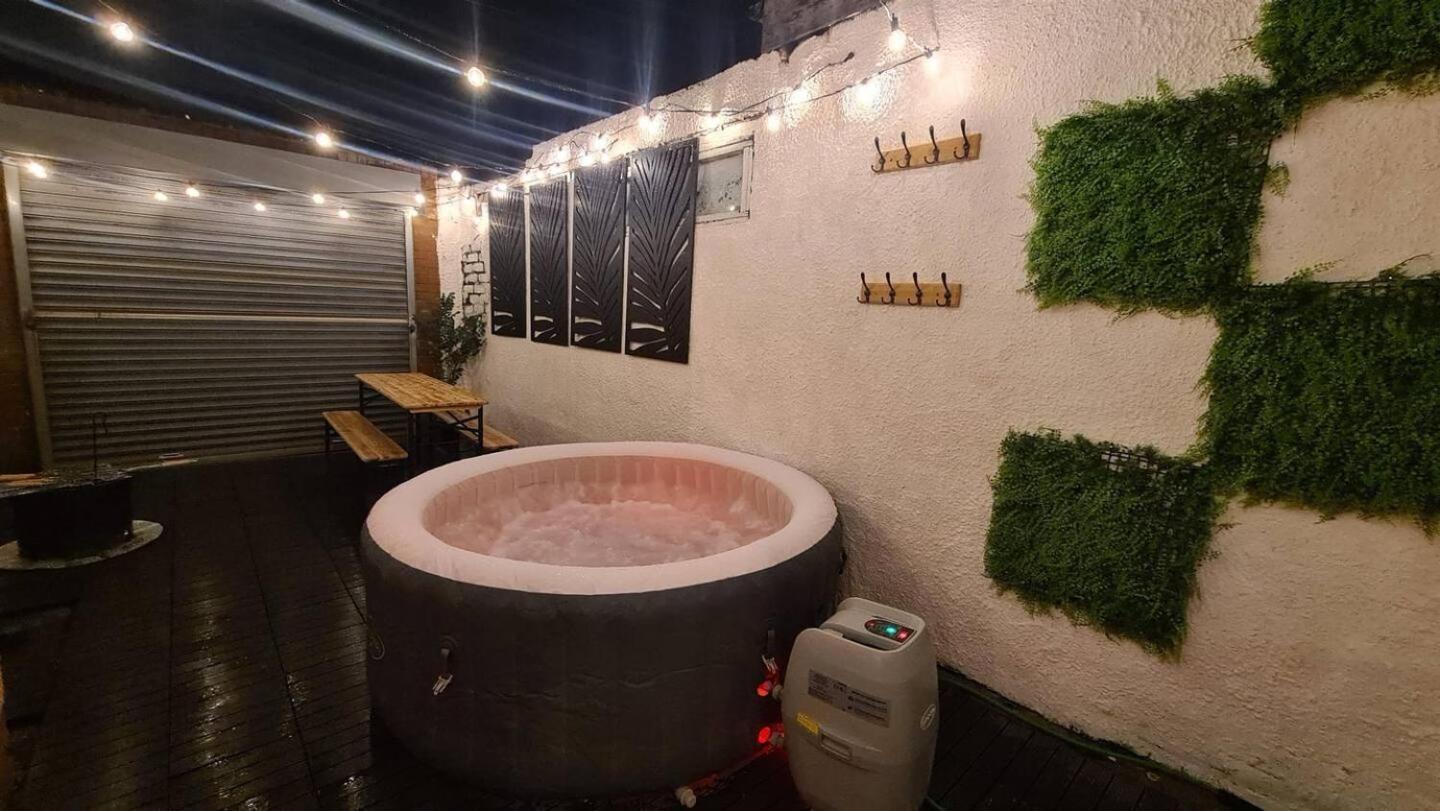 Unlimited Hottub,sauna,massage, Bbq,games,beach! Sleeps 8